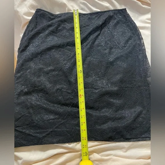 St. John lace skirt - Picture 7 of 8